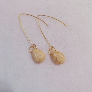 🆕🍁 Cream Crackle Stone Earwire Earrings